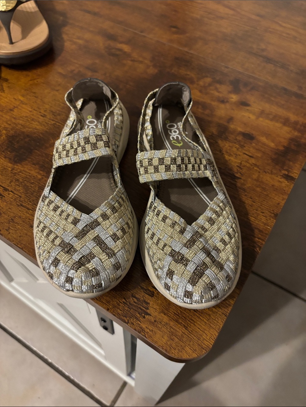 Women's Easy Spirit E360 sparkle shoes. In new condition. Size 5